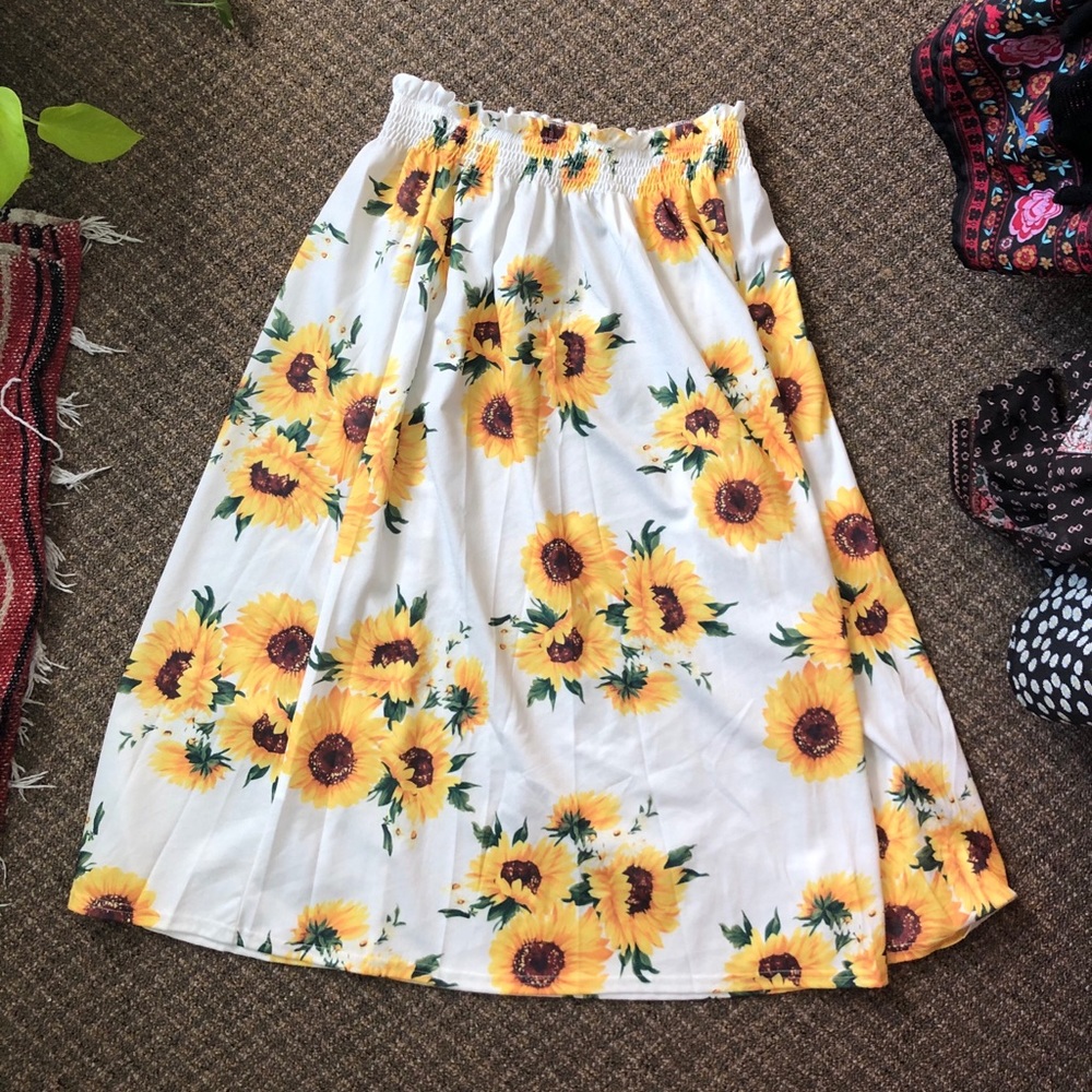 Sunflower maxi skirt! Stretchy waist. NEVER WORN